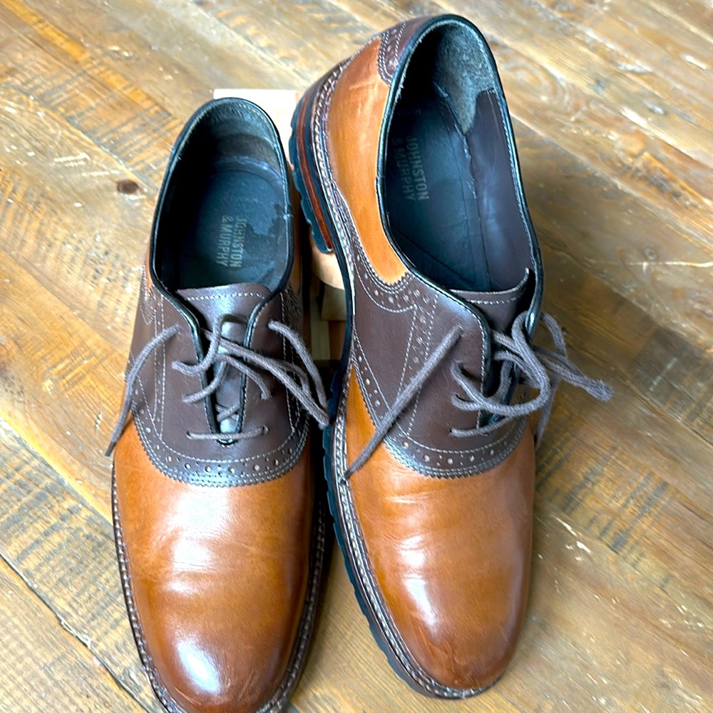 Johnston & Murphy two tone brown saddle Oxford with lug sole. Size 11M.